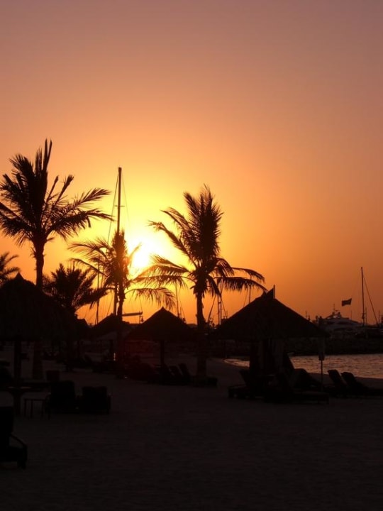 Strand bei Sonnenuntergang Le Meridien Mina Seyahi Beach Resort & Waterpark