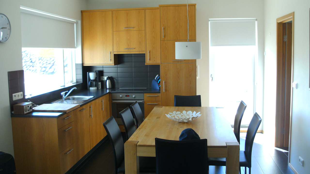 Küche und Essbereich Apartments & Houses Saeluhus