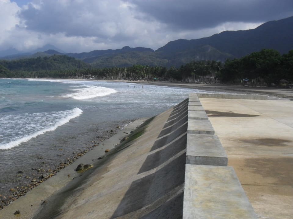 Blick vom Pier, Sabang Beach, Richtung Hotel Daluyon Beach & Mountain Resort