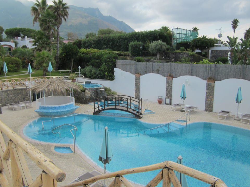 Der neu errichtete Pool zw. Haupthaus u. Villa Hotel Tritone Terme & Spa