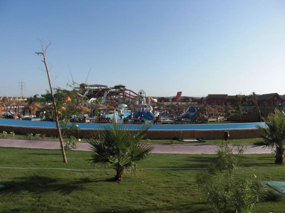 Blick von unserer Terrasse auf den Aqua-Park Pickalbatros Jungle Aqua Park Resort - Neverland Hurghada