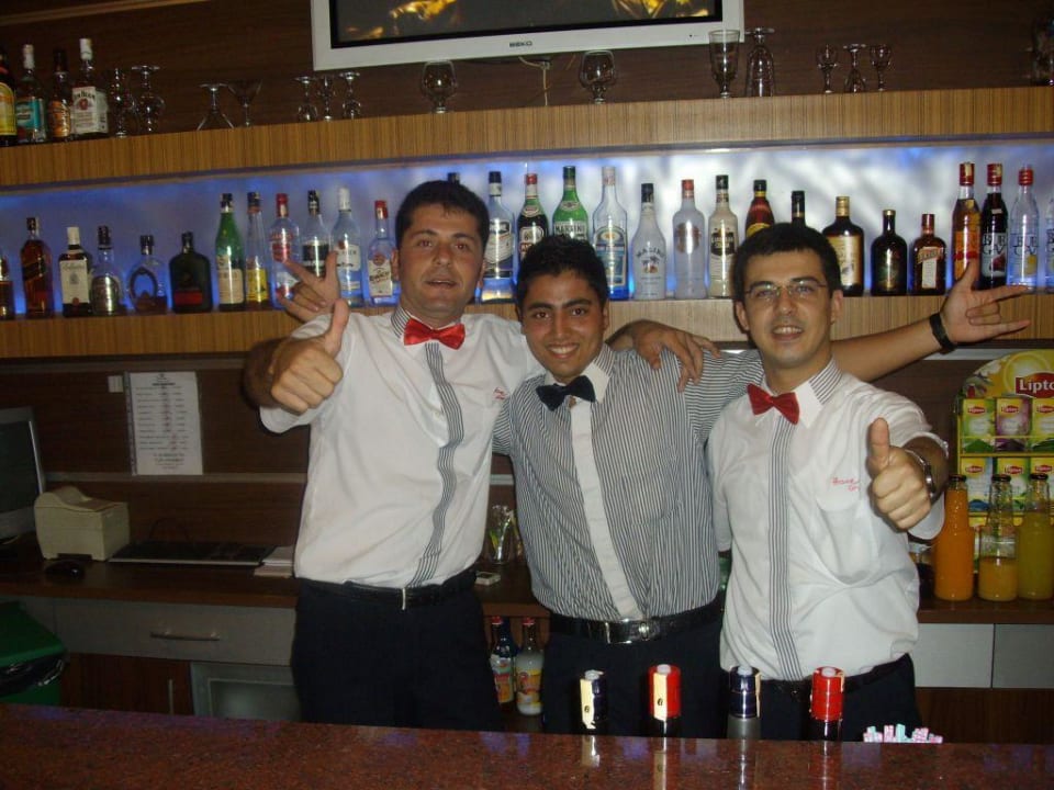 Die Abendtruppe von der Lobbybar Hane Family Resort