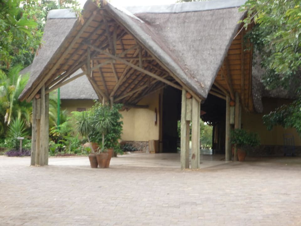 Eingang zur Lobby Hotel Chobe Safari Lodge