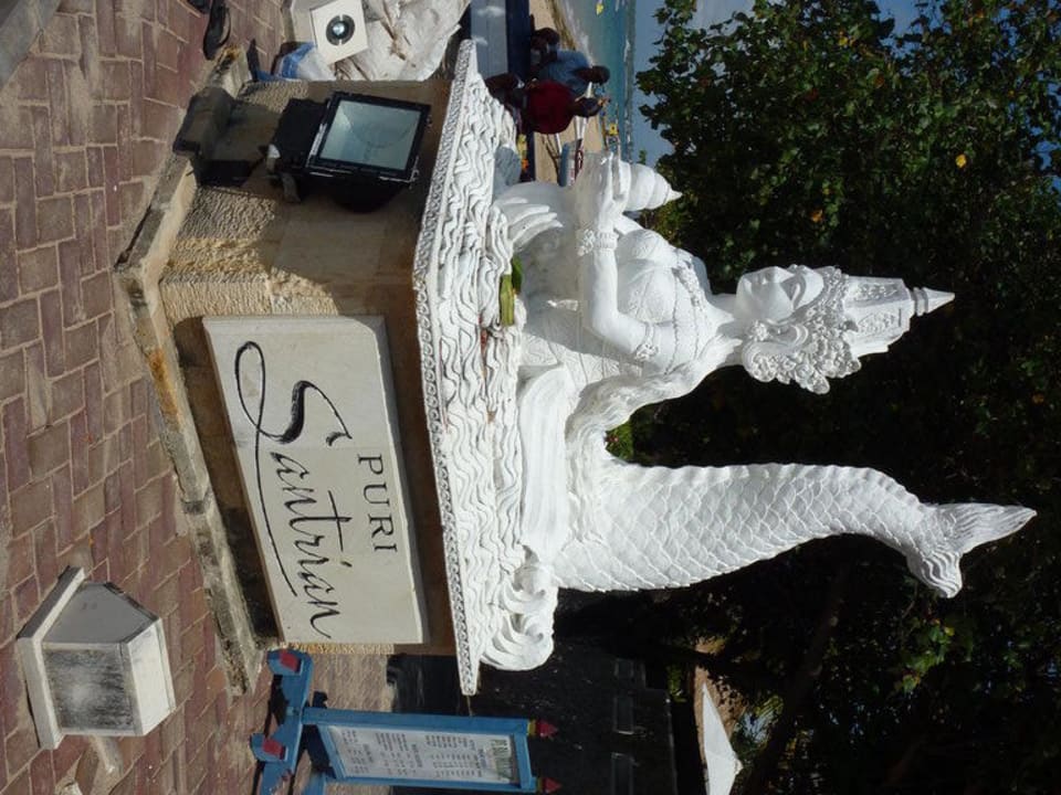Und noch ne Statue Puri Santrian
