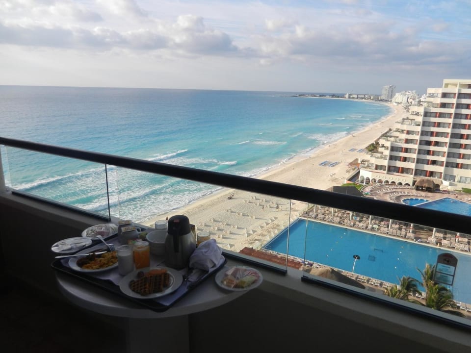 Frühstück auf dem Zimmer Crown Paradise Club Resort