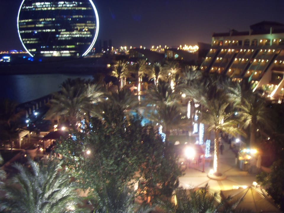 Garten-Poolanlage bei Nacht Al Raha Beach Resort & Spa