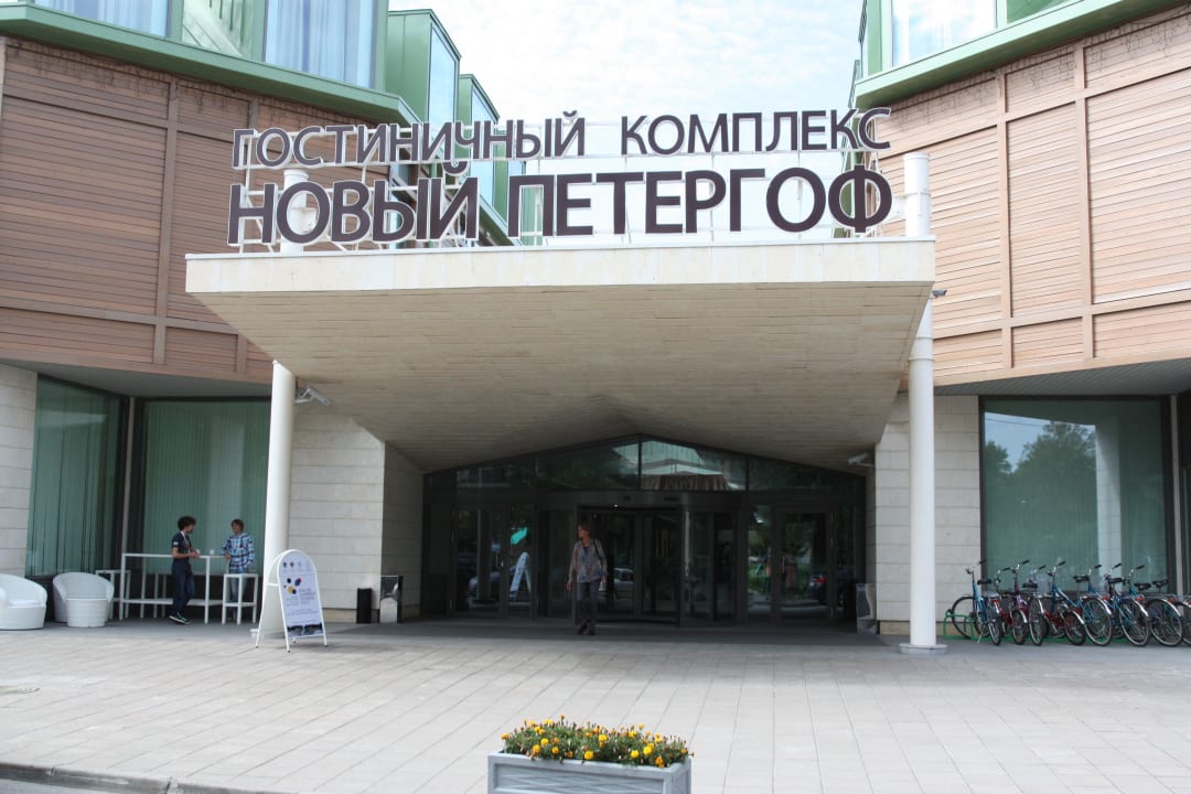 Вход в отель New Peterhof Hotel