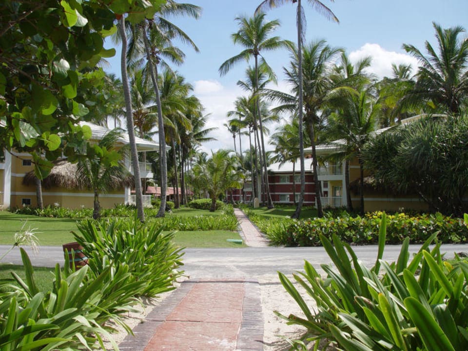 Vom Strand in die Hotelanlage Grand Palladium Select Bávaro Resort & Spa