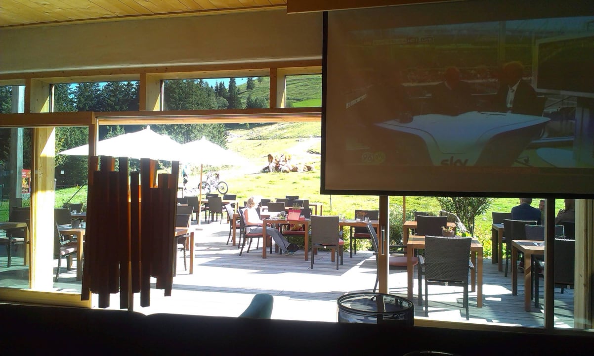 Fußball mit Blick auf die Alm Holzhotel Forsthofalm