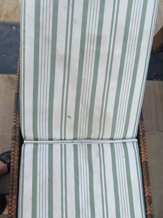 Verdreckte Liegenauflagen Staybridge Suites Dubai Internet City, an IHG Hotel