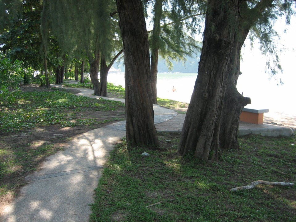 Schmale aber sehr schöne Promenade Aonang Ayodhaya Beach Resort & Spa