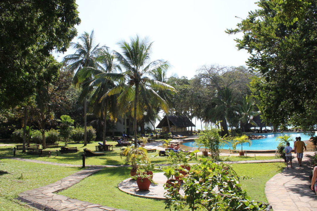 Der Pool eingebettet in die schöne Gartenanlage Hotel Papillon Lagoon Reef