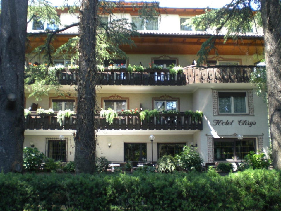 Blick von der Strasse Hotel Chrys
