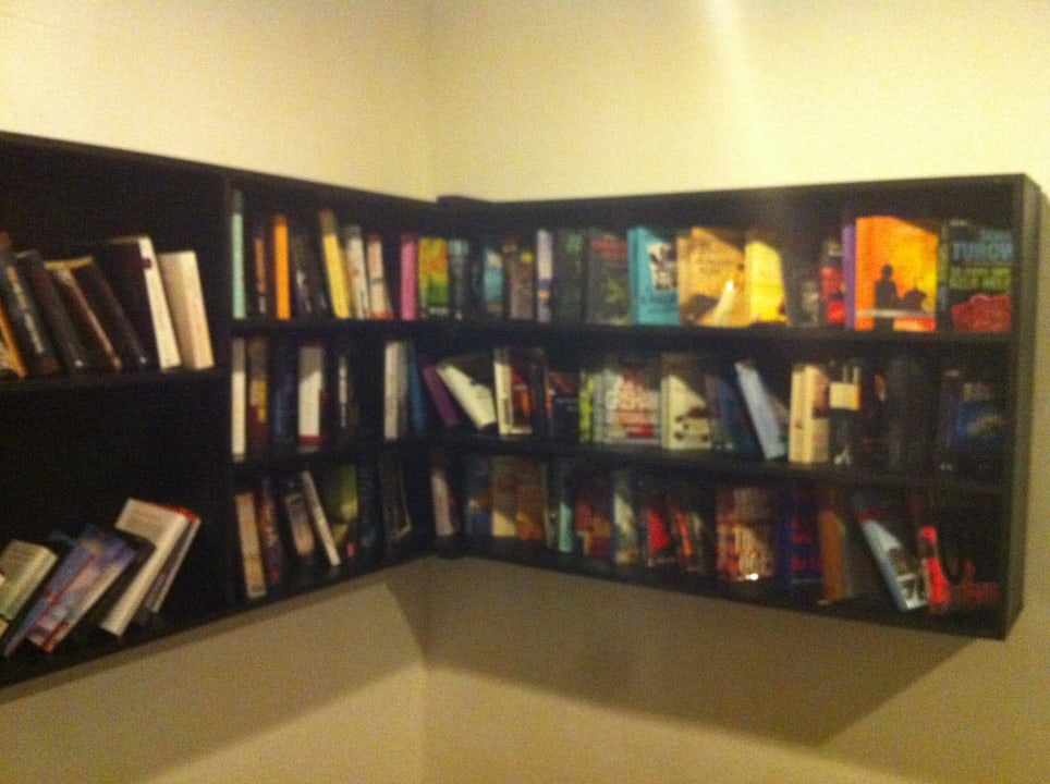 Bücherecke mit vielen deutschen Büchern EKHO Surf