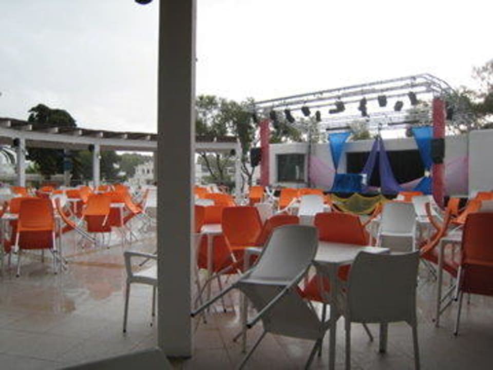 Bühne/Bar bei Regen Gavimar Ariel Chico Club & Resort