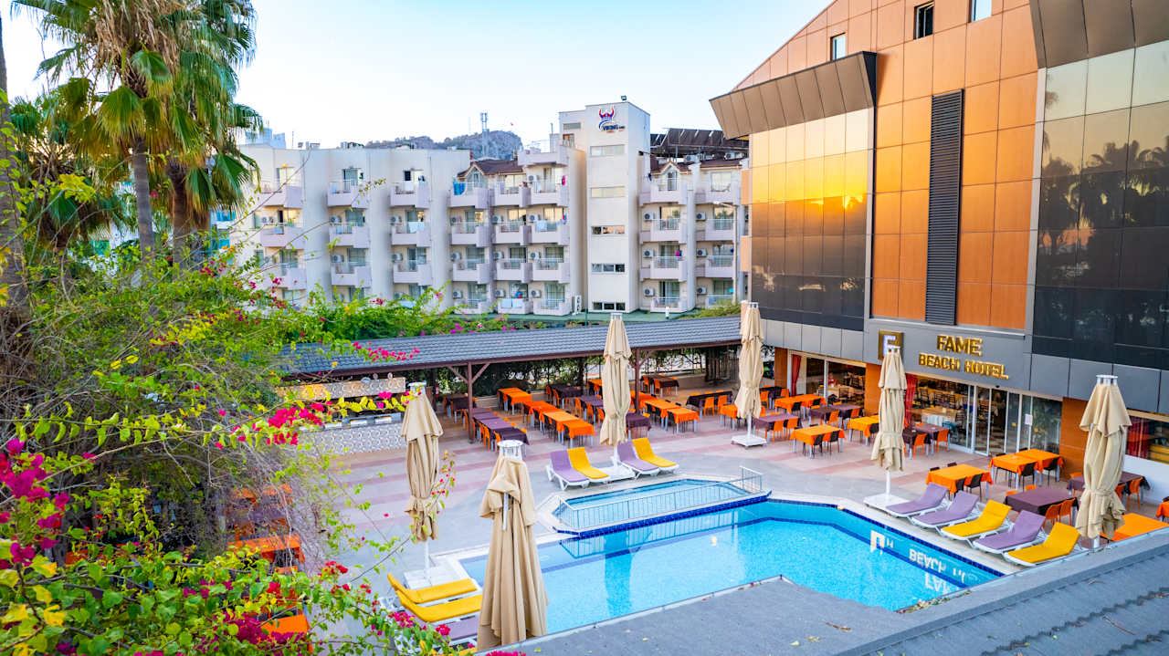 Pool Fame Beach Hotel