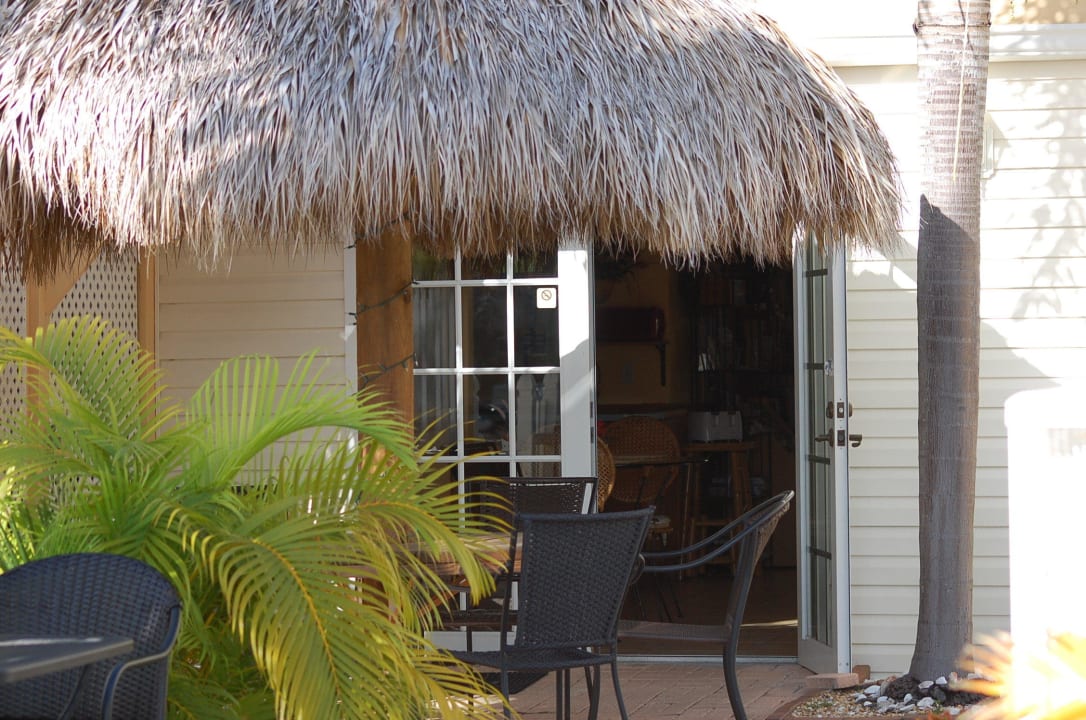 Terrasse vor dem Frühstücksraum Hotel Manatee Bay Inn B&B