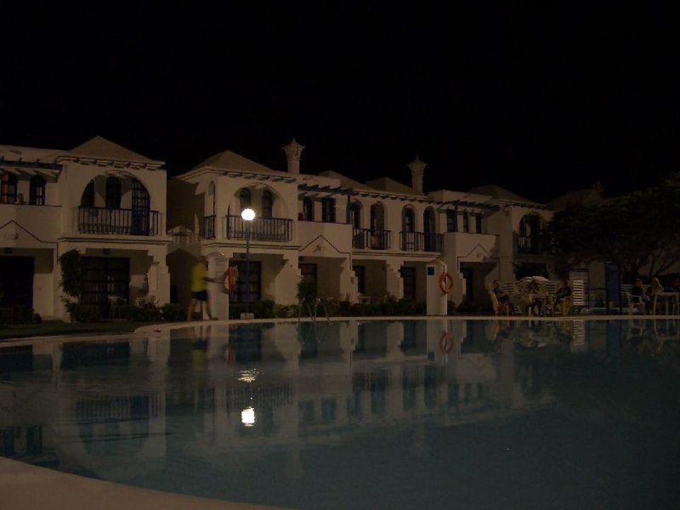 Abendaufnahme. Hotel Bungalows Duna Flor