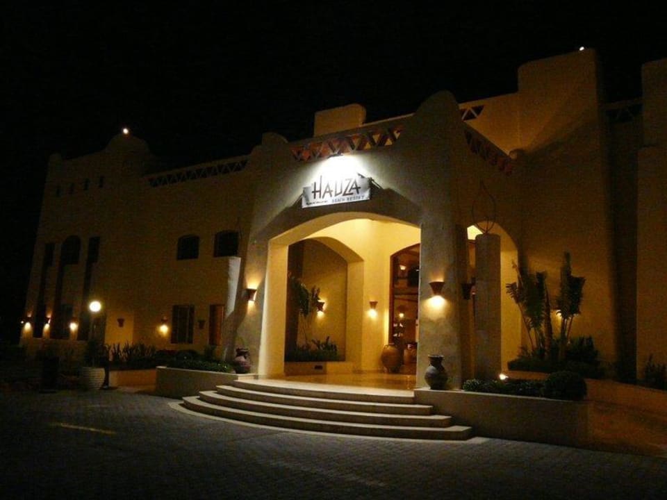 Główne wejście  hotelu wieczorem Hotel Hauza Beach Resort