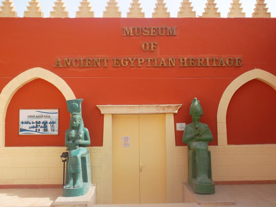 Eintritt ins Museum ist im Hotel kostenlos! Pickalbatros Alf Leila Wa Leila Resort - Neverland Hurghada