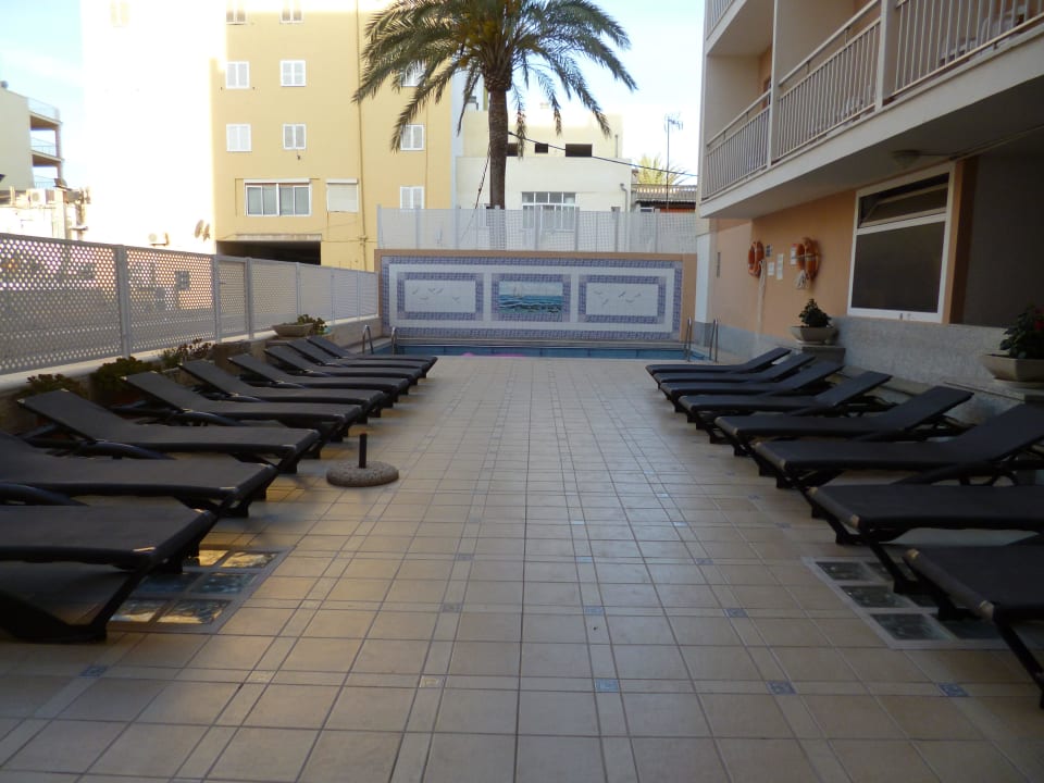Poolbereich mit Liegen  HM Dunas Blancas