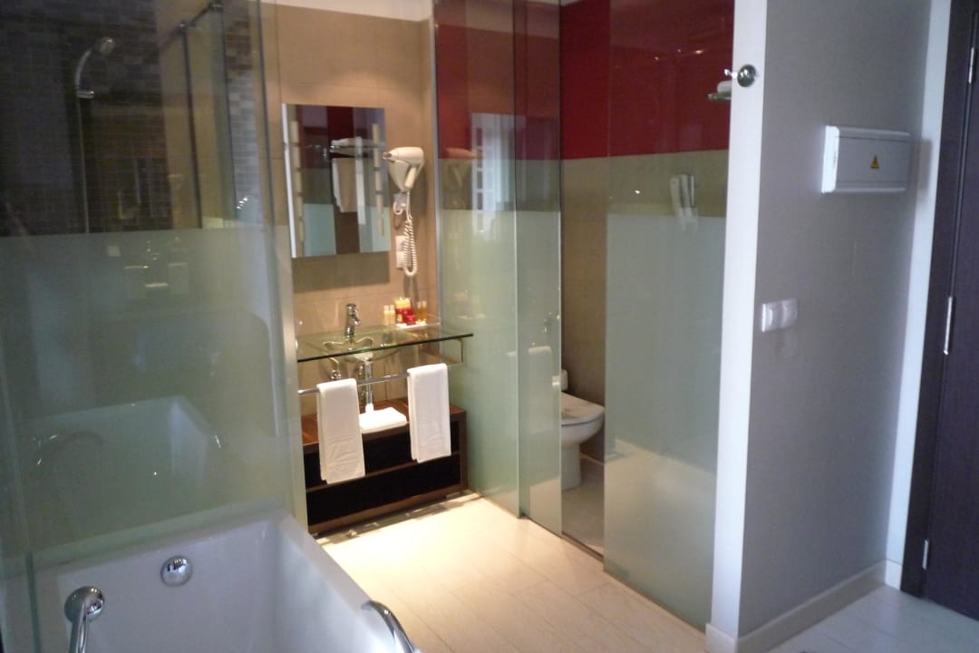 Links: Dusche rechts Toilette -Mitte Waschbecken Hotel & Spa Villa Olimpic@ Suites