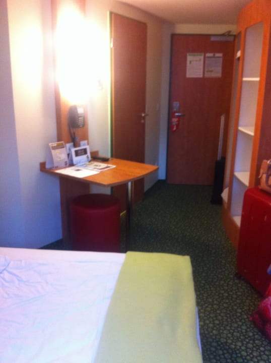 Blick ins Zimmer  B&B Hotel Frankfurt-West