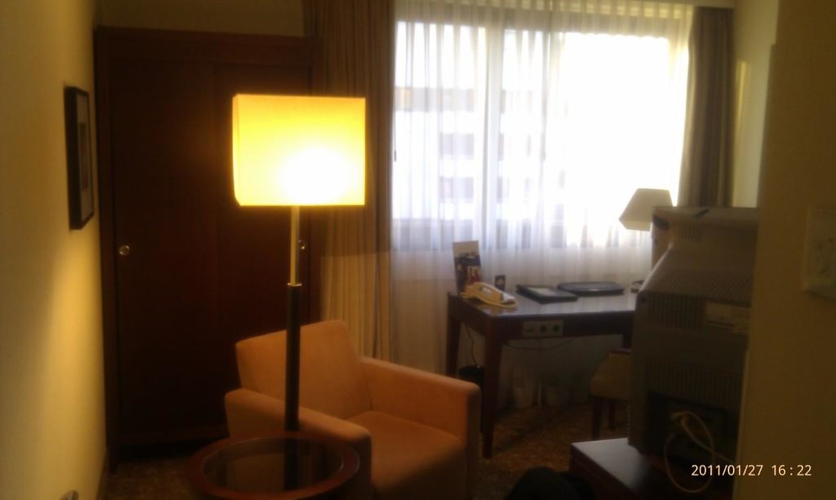 Kleiderschrank - Schreibtisch Courtyard by Marriott Düsseldorf Seestern