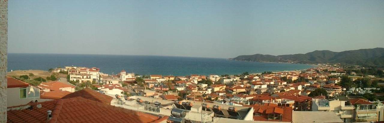 Blick über Sarti vom Balkon Hotel Maistrali