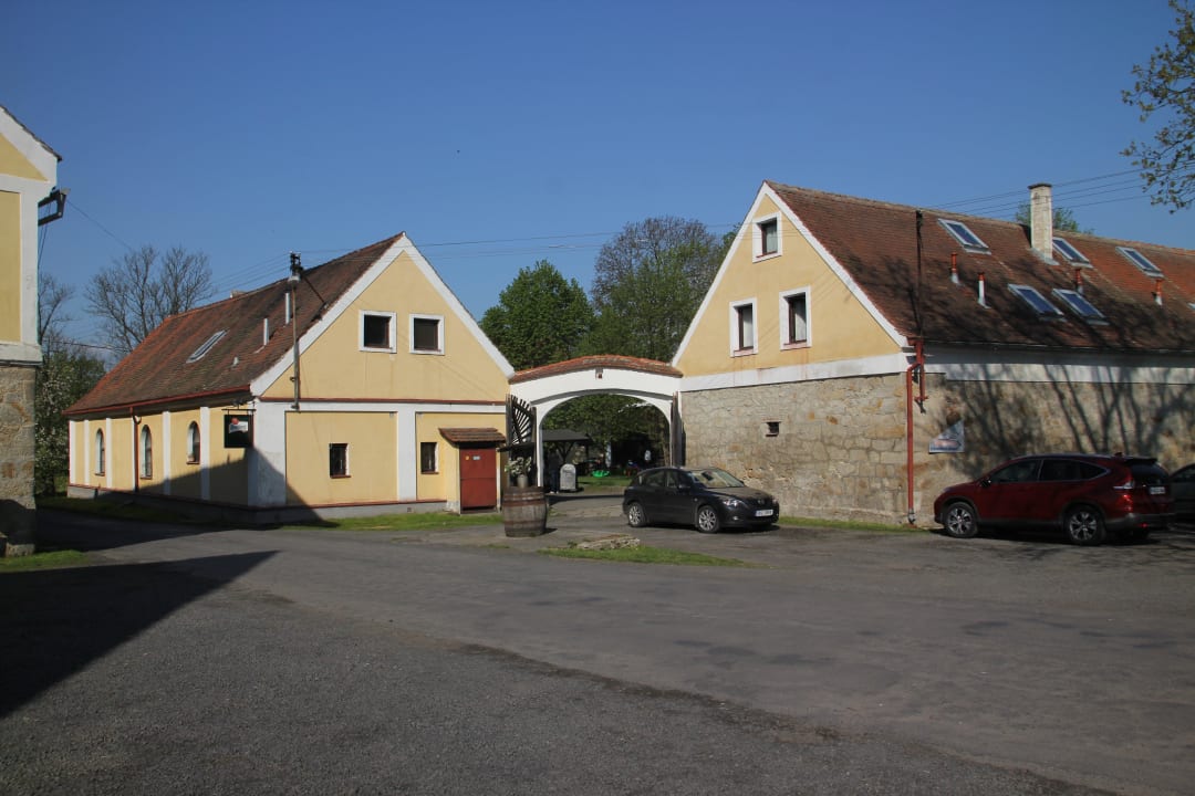 Wohngebäude 1 und Restaurant Bauernhof Selsky Dvur