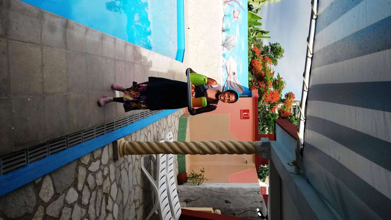 Moraima bringt das Frühstück Ferienhaus Villa MariEnzo