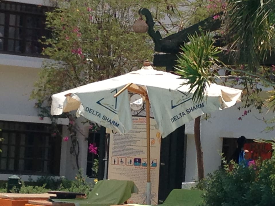 Zerfetzte Sonnenschrime Hotel Delta Sharm Resort