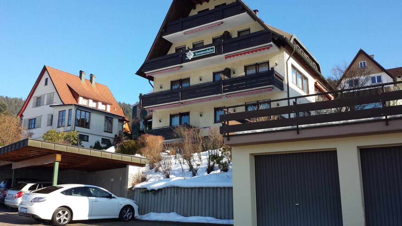 Frontansicht Sonnenstube mit Parkplatz Hotel Pension Sonnenstube