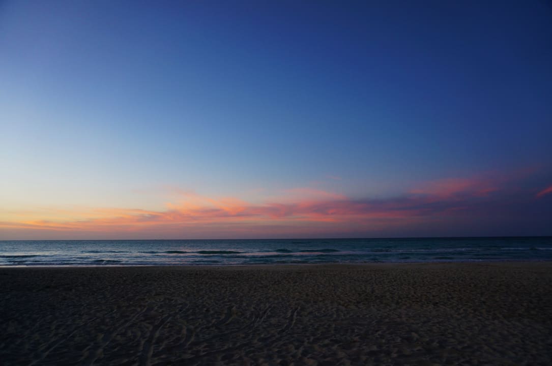 Sonnenaufgang. Strand Melia Las Antillas - Adults only