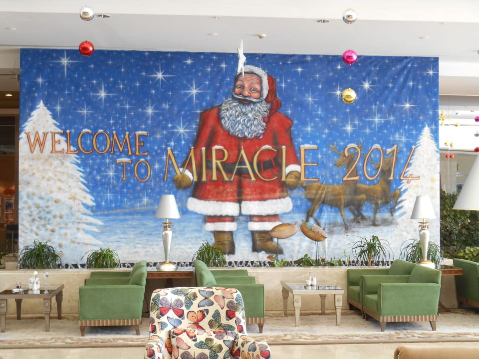 Lobbybereich eines der vielen Weihnachtsdeko Hotel Miracle Resort