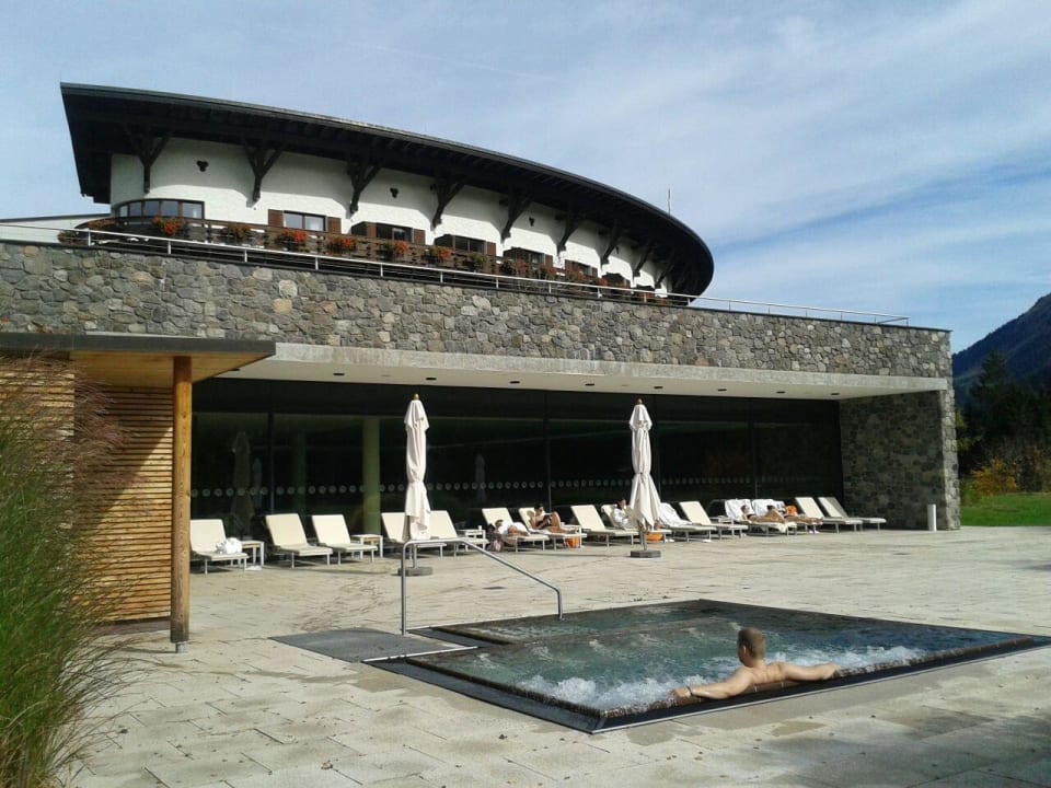 Außenpool mit genügend Liegen A-ROSA Ifen Hotel Kleinwalsertal