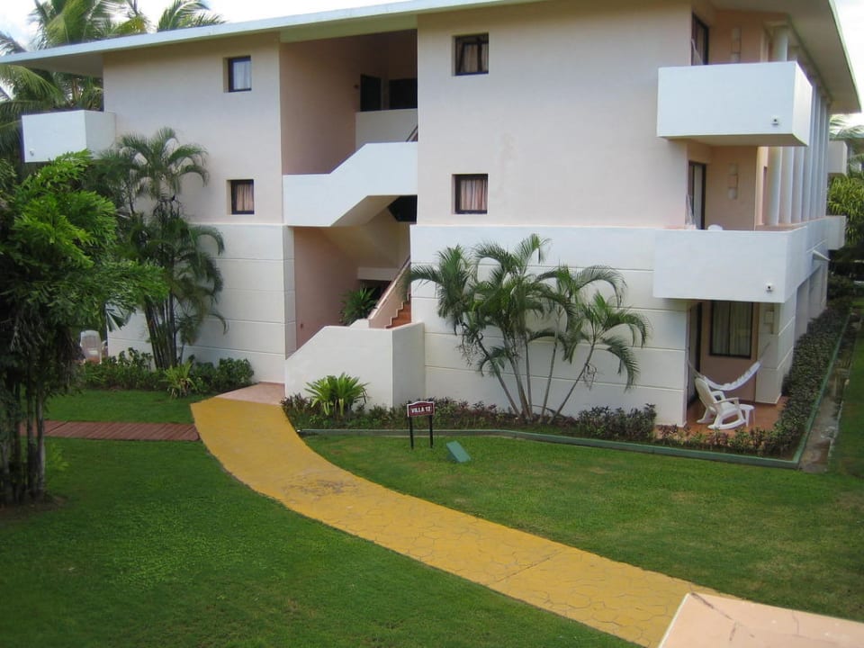 Außenansicht der Zimmerblöcke Catalonia Punta Cana - All Inclusive