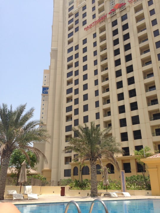 Das Hotel vom Pool ausgesehen  Ramada Hotel and Suites by Wyndham Dubai JBR