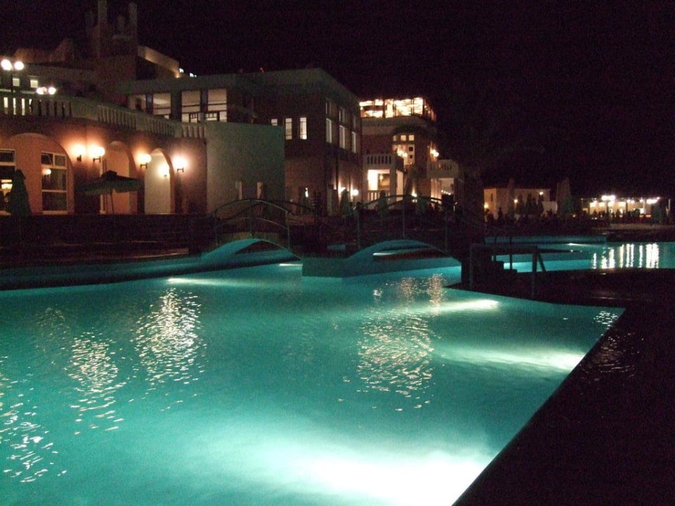 Pool bei Nacht Fodele Beach & Water Park Holiday Resort