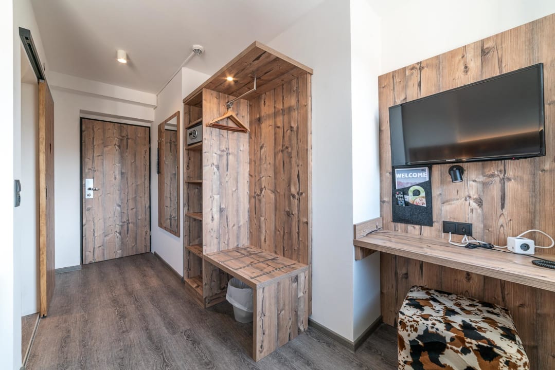 Zimmer Binders Budget City-Mountain Hotel