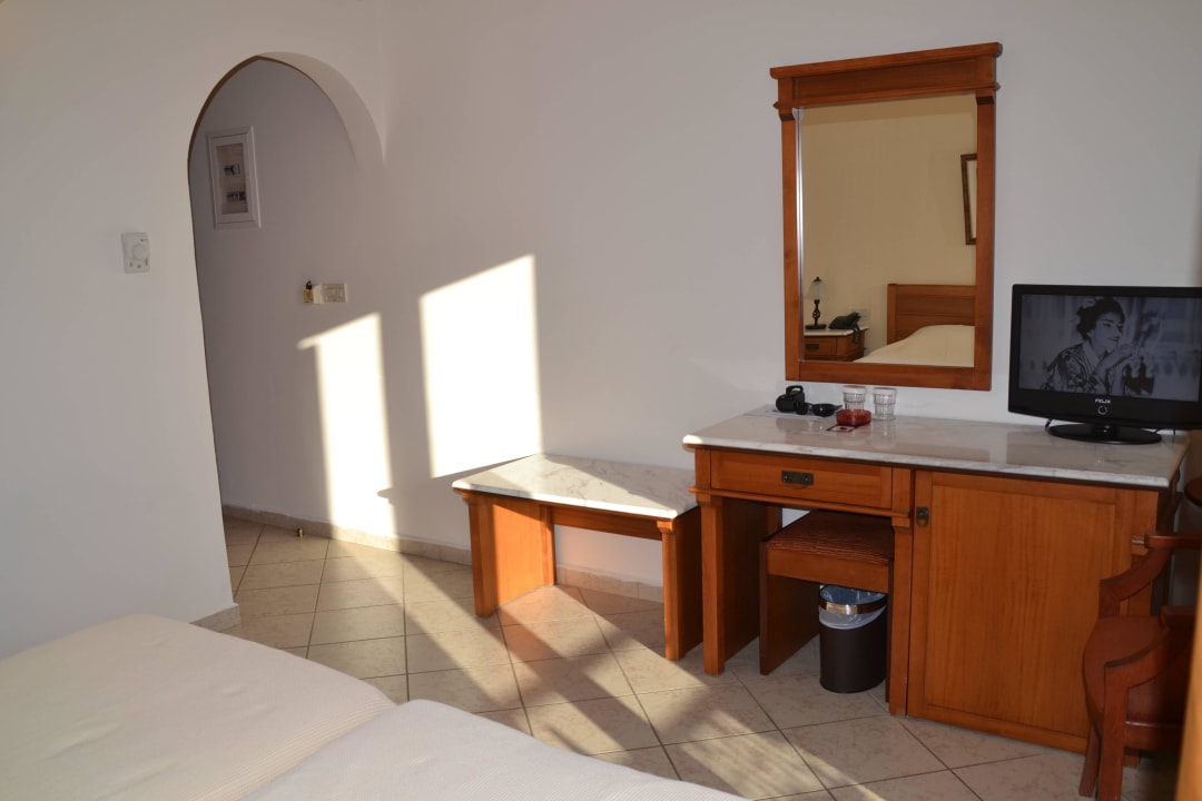 Schreib-/Schminktisch mit Fernseher Naxos Resort Beach Hotel