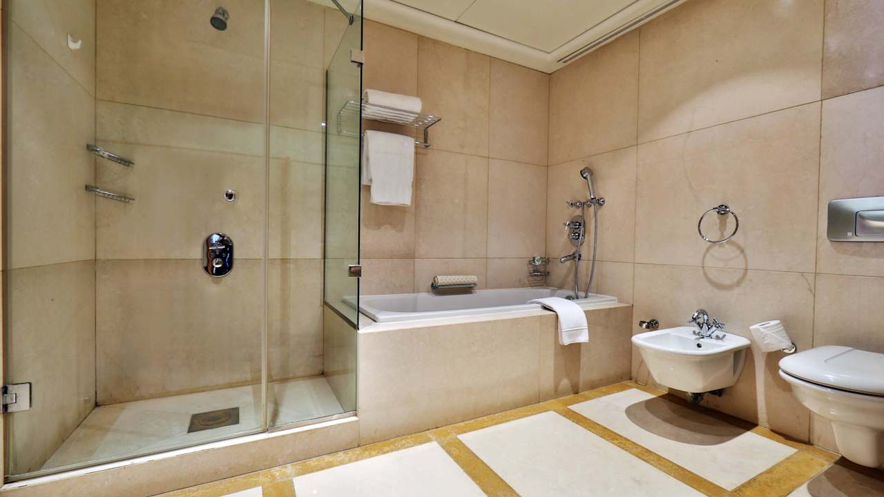 Guest Bathroom Hotel Crowne Plaza Beirut