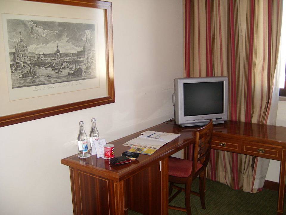 Schreibtisch und TV Hotel Real Parque