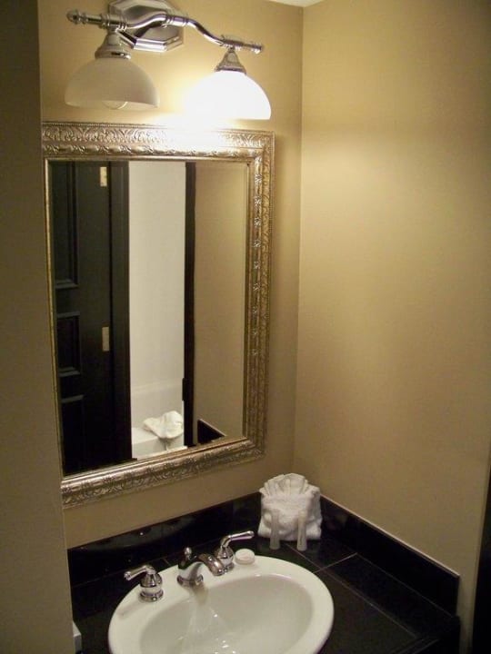 Das Handwaschbecken vorm Badezimmer Hotel Old Stone Inn