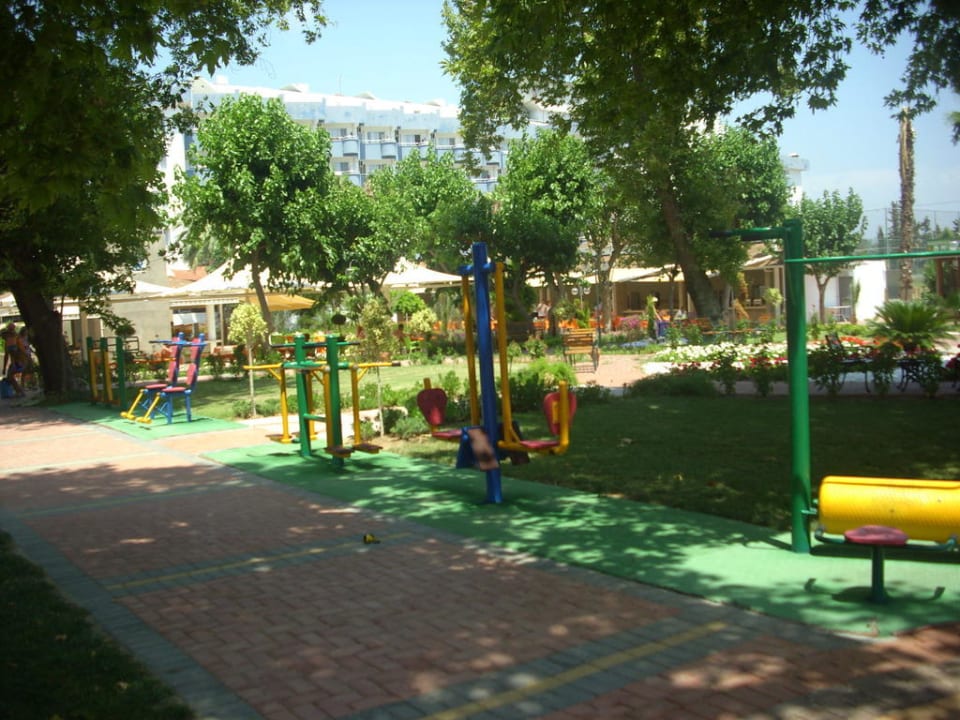 Sportgeräte im Garten Lonicera Resort & Spa Hotel