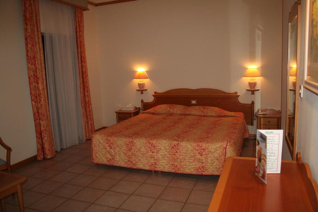 Blick auf das riesige Bett Grand Hotel Gozo