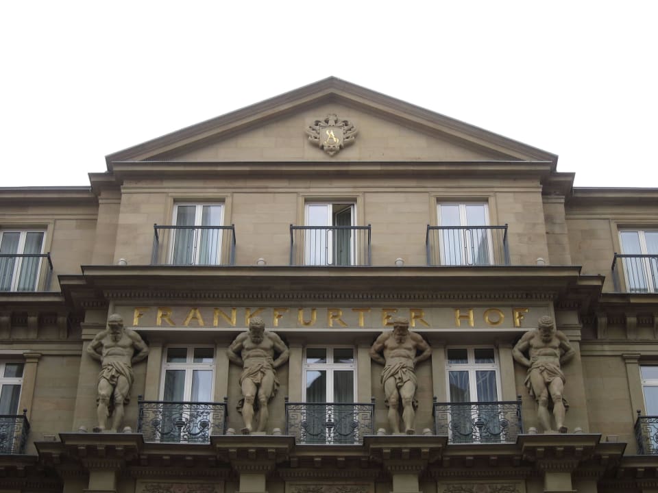 Fassade im Ehrenhof Steigenberger Icon Frankfurter Hof