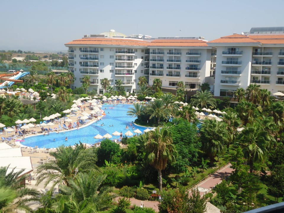 Poolanlage und Teil vom Hotelgebäude Seaden Sea World Resort & Spa