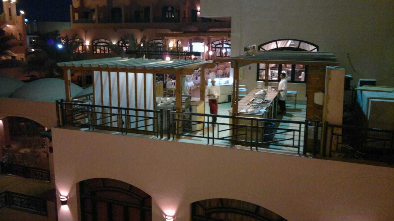 Blick auf die Grillterrasse Hotel Le Pacha Beach Resort
