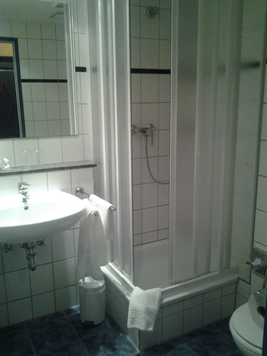 Kleines Bad mit Dusche Waschbecken Toilette Hotel Erbgericht Buntes Haus